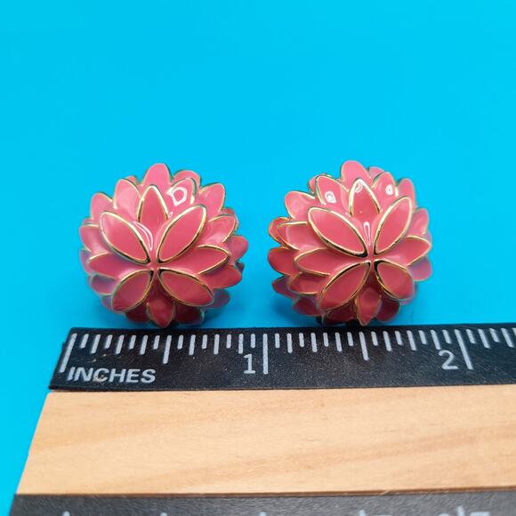 Vintage Pink Enamel Flower Clip Earrings, Gold Tone, Vintage Jewelry - Picture 7 of 9